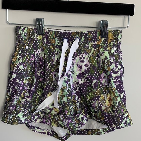 Lululemon Spring Break Away Shorts Floral Size 2 - Picture 4 of 11